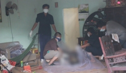 Phát hiện cặp vợ chồng nằm chết trên vũng máu tại nhà riêng