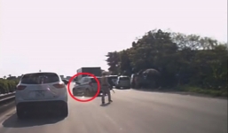 Taxi suýt rúc gầm xe tải khi 'làm xiếc' thoát chốt CSGT