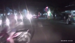 Video: Lọt vào 'ma trận' đèn pha, ôtô suýt tông nát xe máy 