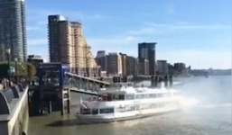 Video: Tàu du lịch chở hơn 150 người bốc cháy, đâm vào cầu cảng