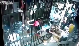 Video: Tù nhân thò tay qua song sắt túm tóc cai ngục