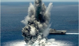 Video: Xem tàu chiến Mỹ xuất sắc vượt qua sức ép của 4,5 tấn thuốc nổ