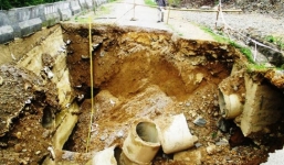 Xuất hiện hố 'tử thần' khổng lồ chia cắt quốc lộ ở Thanh Hóa