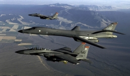 Máy bay ném bom B-1 Mỹ bay trên bán đảo Triều Tiên 'dằn mặt' đối phương