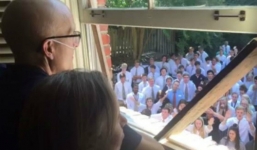 400 học sinh đứng hát trước nhà thầy giáo bị ung thư