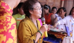 Mẹ ruột Hoài Linh trổ tài ca hát trong ngày khánh thành nhà thờ trăm tỷ