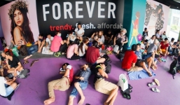 Người Việt mạnh tay chi 100 USD/ngày thuê người xếp hàng mua iPhone 7