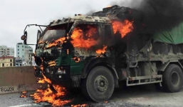 Hà Nội: Xe tải bốc cháy trên vành đai 3, tài xế nhảy khỏi cabin