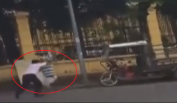 Cầm gậy rượt đánh tài xế taxi, người đàn ông bị dính đòn 'hồi mã'