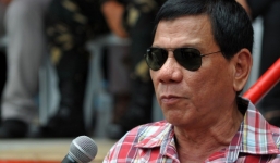 Tổng thống Philippines gây sốc với đề xuất ném cướp biển cho cá mập ăn