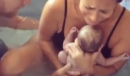 Video: Mẹ sinh con dưới nước trong chưa đầy 1 phút