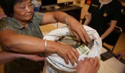 Hy hữu cặp vợ chồng già vác hơn 100 triệu đồng tiền lẻ đi mua nhà