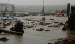 Cuồng phong siêu bão Meranti quật người đi xe máy ngã dúi dụi