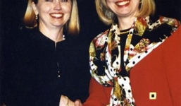 Nghi án bà Clinton thuê người đóng thế sau khi bệnh