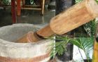 Vợ dùng chày gỗ đánh vào 'của quý' khiến chồng tử vong