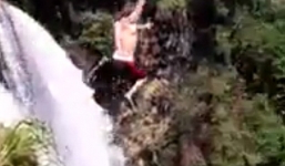 Video: Thanh niên liều mạng nhảy xuống từ đỉnh thác nước cao nhất Hawaii