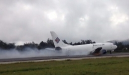 Video: Máy bay gãy cần hạ cánh, kéo lê 1 km trên đường băng