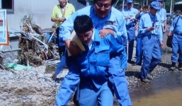 Video: Thứ trưởng Nhật Bản được cõng qua vũng lầy gây phẫn nộ