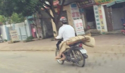 Thông tin mới vụ xe máy chở xác người trên phố ở Sơn La