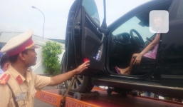 Cục CSGT vào cuộc vụ nữ tài xế 'cố thủ' trên ô tô