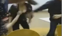 Sau vụ quán mỳ cay, lại xuất hiện 2 hot girl đánh nhau tại quán trà sữa