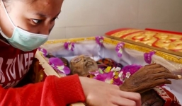 Kỳ lạ tập tục sống cùng người chết ở Indonesia