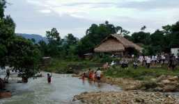 Gặp lũ quét trong rừng, 2 người chết, 5 người mất tích 