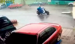 Tài xế xe máy thoát chết trong gang tấc khi ra đường lúc siêu bão đổ bộ