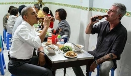 Video: Obama ăn bún chả thành thục như người Việt Nam