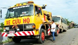 Xe đưa đón công nhân mất lái đâm xuống ruộng, 6 người bị thương