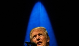 Trump 'đáng kinh tởm', kỳ thị cựu chiến binh