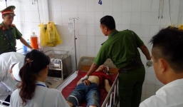 'Ngáo đá', cướp ô tô khách và xe máy chạy như điên trên đường