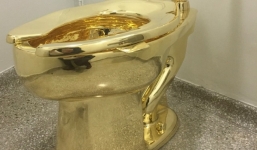 Cận cảnh chiếc bồn cầu được đúc bằng vàng 18 carat