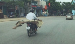 Chia sẻ nhói lòng của người anh chở thi thể em gái bằng xe máy