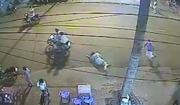 Clip cặp đôi bị cướp giật ngã nhào khi dạo phố Sài Gòn