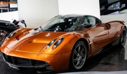 Nga truy tìm chân dài liều lĩnh lái siêu xe vào đường của Putin