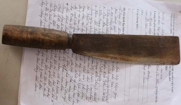 Mẹ chồng dùng dao 'dằn mặt' con dâu