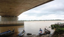 Người phụ nữ thuê xe ôm lên cầu Cần Thơ nhảy sông tự tử