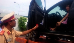 Nữ tài xế 'cổ thủ' trong xe ô tô để giữ 1 tỷ đồng?