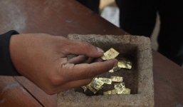 Phát hiện 22 miếng vàng cổ khi đào giếng