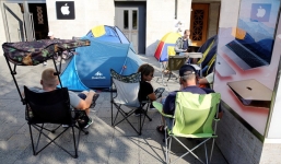 Khổ nhục kế xếp hàng khi mua iPhone 7