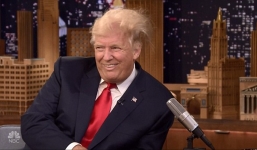 Video: Donald Trump bị vò đầu rối bù trên chương trình truyền hình