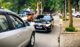 Xe biển xanh lấn làn bị ép chạy lùi gắn biển số giả siêu đẹp