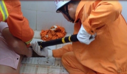 Móc điện thoại rơi vào bồn cầu, bị kẹt tay cả đêm trong nhà vệ sinh