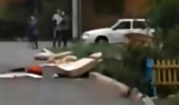 Bị người yêu “đá”, chàng trai nổi điên ném hết đồ từ tầng 8 ra đường