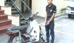 Khởi tố thanh niên dí dao, cướp xe máy giữa phố ở Hà Nội