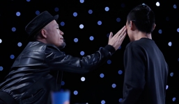 Huy Tuấn bất ngờ 'tát' thí sinh trên sóng trực tiếp Vietnam Idol