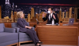 MC đeo khẩu trang, khử trùng tay khi phỏng vấn Hillary