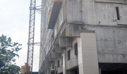 Rơi từ tầng 8 chung cư, hai công nhân thương vong