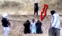 Video: Con tin quật ngã đao phủ, cướp súng ngay trước khi bị hành quyết